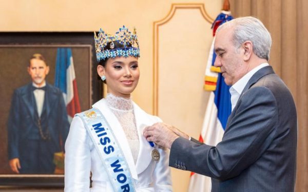 Abinader distingue a Joheirry Mola con la Medalla Presidencial al Mérito Civil