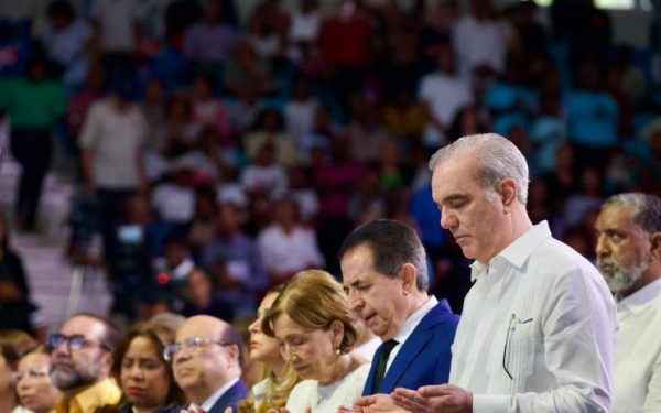 Abinader: “El Gobierno pasa, los hombres pasan, pero Dios permanece”