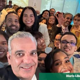 Abinader lanza 300 becas para jóvenes dominicanos en Nueva York