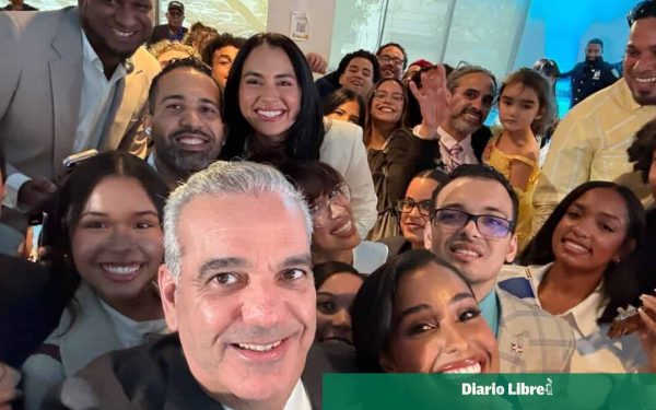 Abinader lanza 300 becas para jóvenes dominicanos en Nueva York