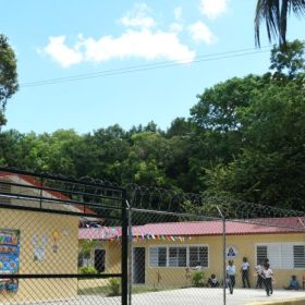 Aulas modulares en Santo Domingo: salvan plazas, pero se derriten bajo el sol