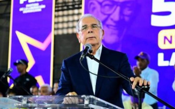 Danilo Medina critica al gobierno y dice que el 80% del pueblo siente error en el rumbo