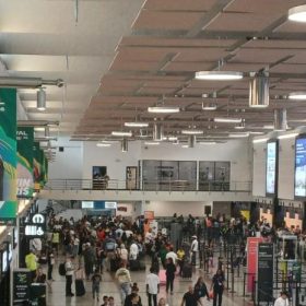 ¡El cielo se cae! Avería en control aéreo de EE.UU. deja a nuestros compatriotas varados en AILA