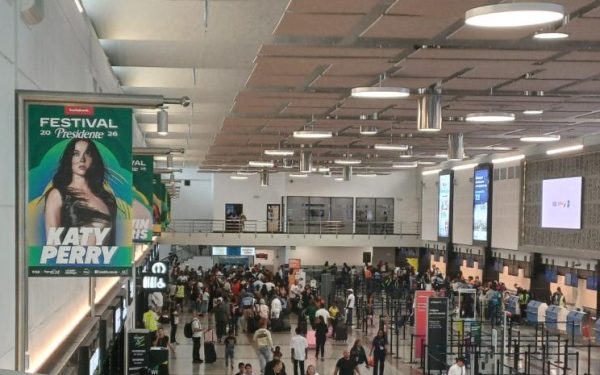 ¡El cielo se cae! Avería en control aéreo de EE.UU. deja a nuestros compatriotas varados en AILA