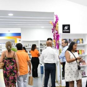 Feria del Libro en su segundo día: obras desde RD$100 y el pueblo sigue comprando