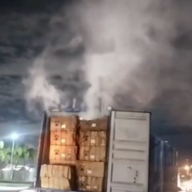 Fuego en San Cristóbal: Furgón cargado de cajas arde tras las cinco