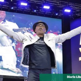 Ramón Orlando encabeza fiesta histórica en el Olímpico por sus 50 años