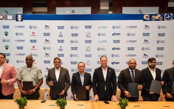 Renuevan acuerdo para capacitar a mil nuevos repartidores en motocicletas