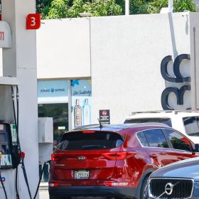 Gobierno congela el precio de los combustibles