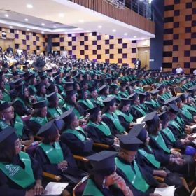Iglobal gradúa a 241 profesionales: Inteligencia artificial no reemplaza la mente crítica