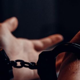 Imponen prisión preventiva a acusado de despojar RD$3.6 millones en asalto y herir motorista