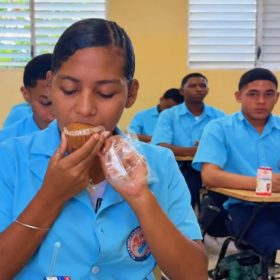 Inabie lanza la leche y el bizcochito: el desayuno ‘esencial’ que llega a nuestras escuelas