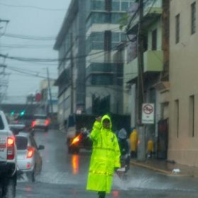 Lluvias torrenciales elevan a 23 provincias bajo alerta en RD