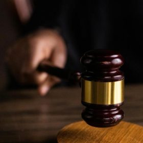 Sentencia histórica contra mujer vinculada a red que sustrajo miles de munición policial