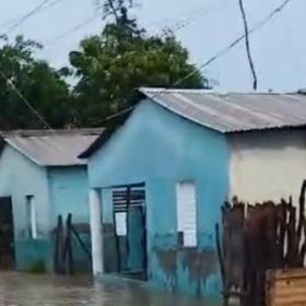 Tamayo se anega bajo las aguas mientras vecinos exigen obra urgente